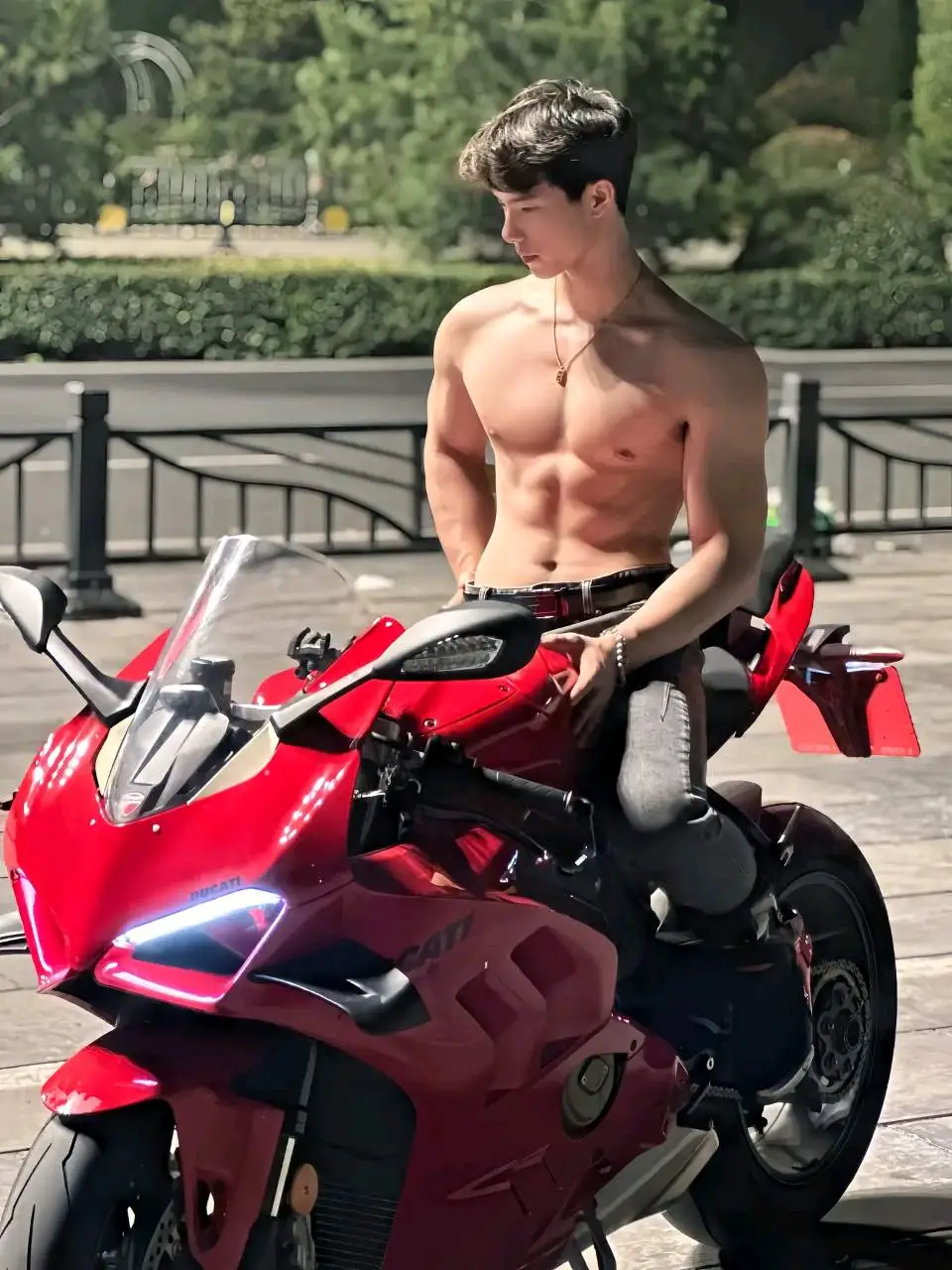 机车男孩，宽肩窄腰 - 51虹马