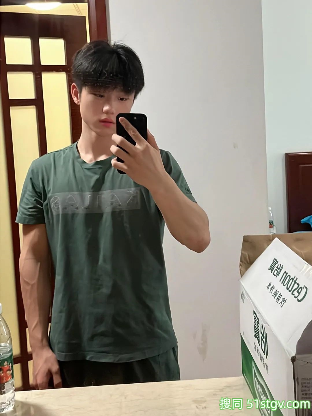 童颜巨肌，帅帅的小哥哥，还是运动员 - 51虹马