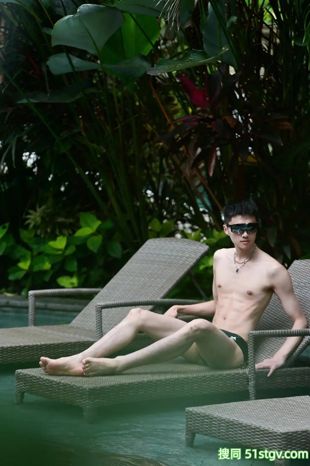 精瘦薄肌帅哥，在泳池度假村 - 51虹马