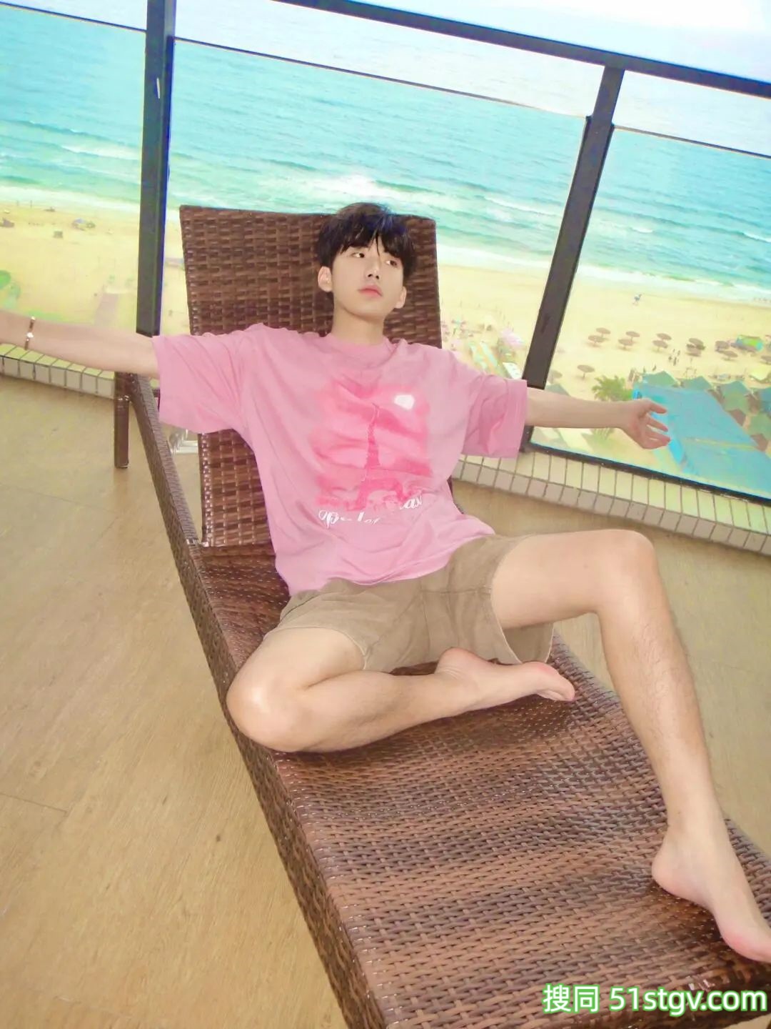 清秀薄肌帅哥，谈个这样的，你就老实了 - 51虹马