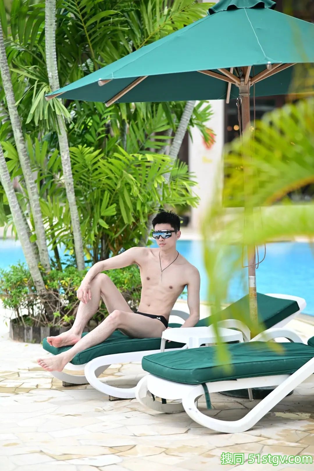 精瘦薄肌帅哥，在泳池度假村 - 51虹马