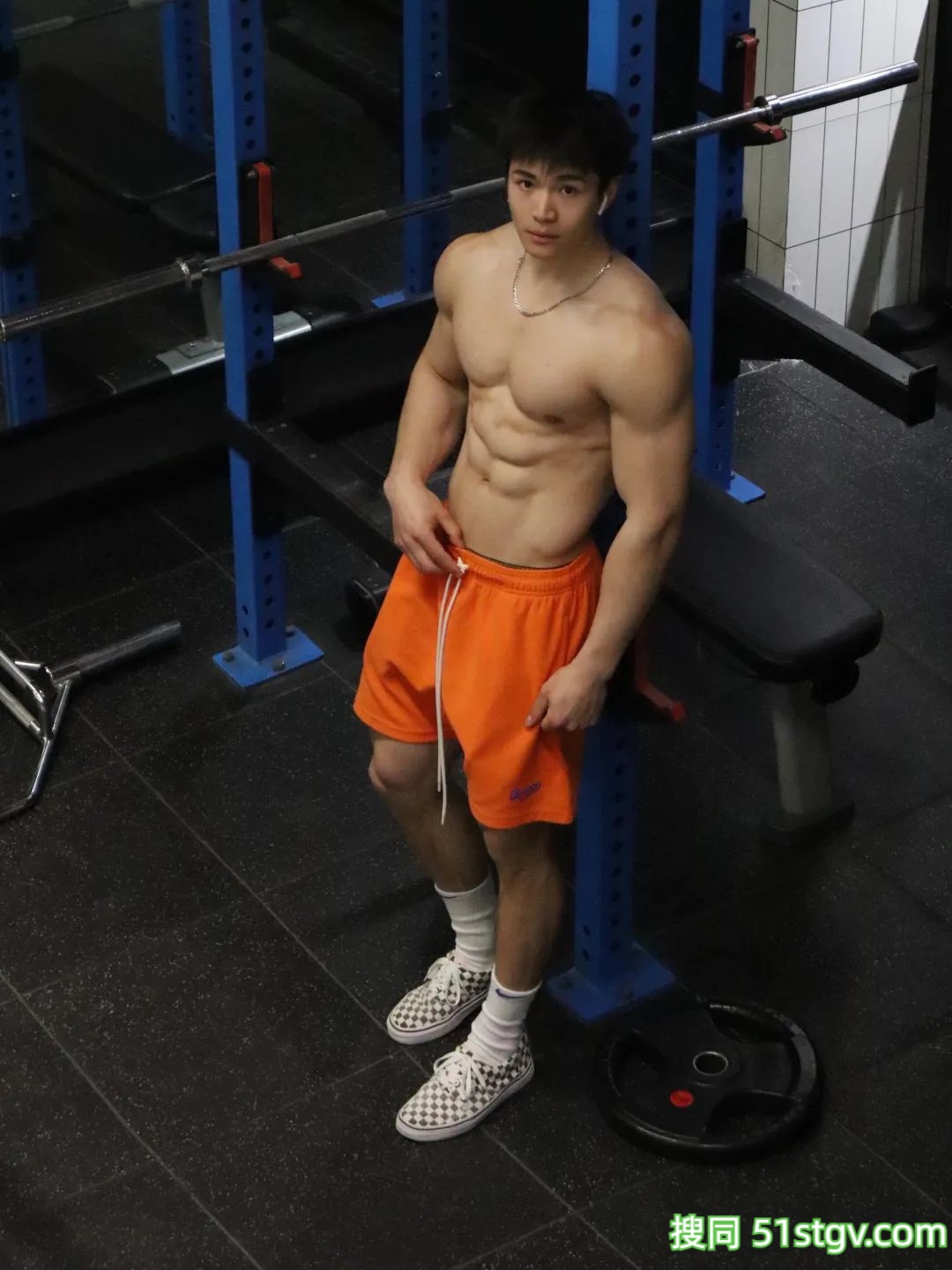 肌肉帅哥，在楼梯口 - 51虹马