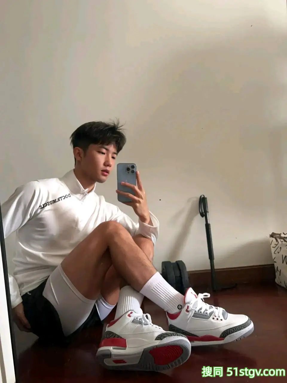 小哥哥在玩水，是喜欢的类型呀 - 51虹马