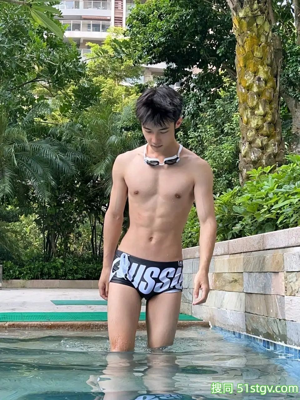 小哥哥在玩水,是喜欢的类型呀-51虹马