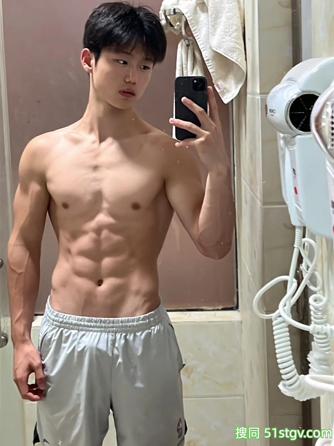 童颜巨肌，帅帅的小哥哥，还是运动员 - 51虹马