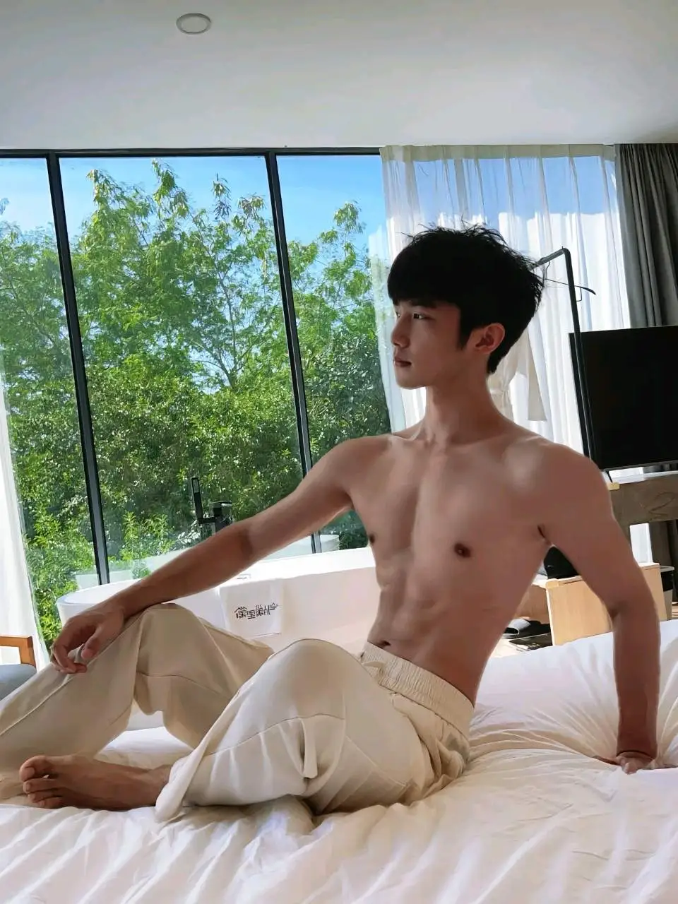 小哥哥在玩水，是喜欢的类型呀 - 51虹马