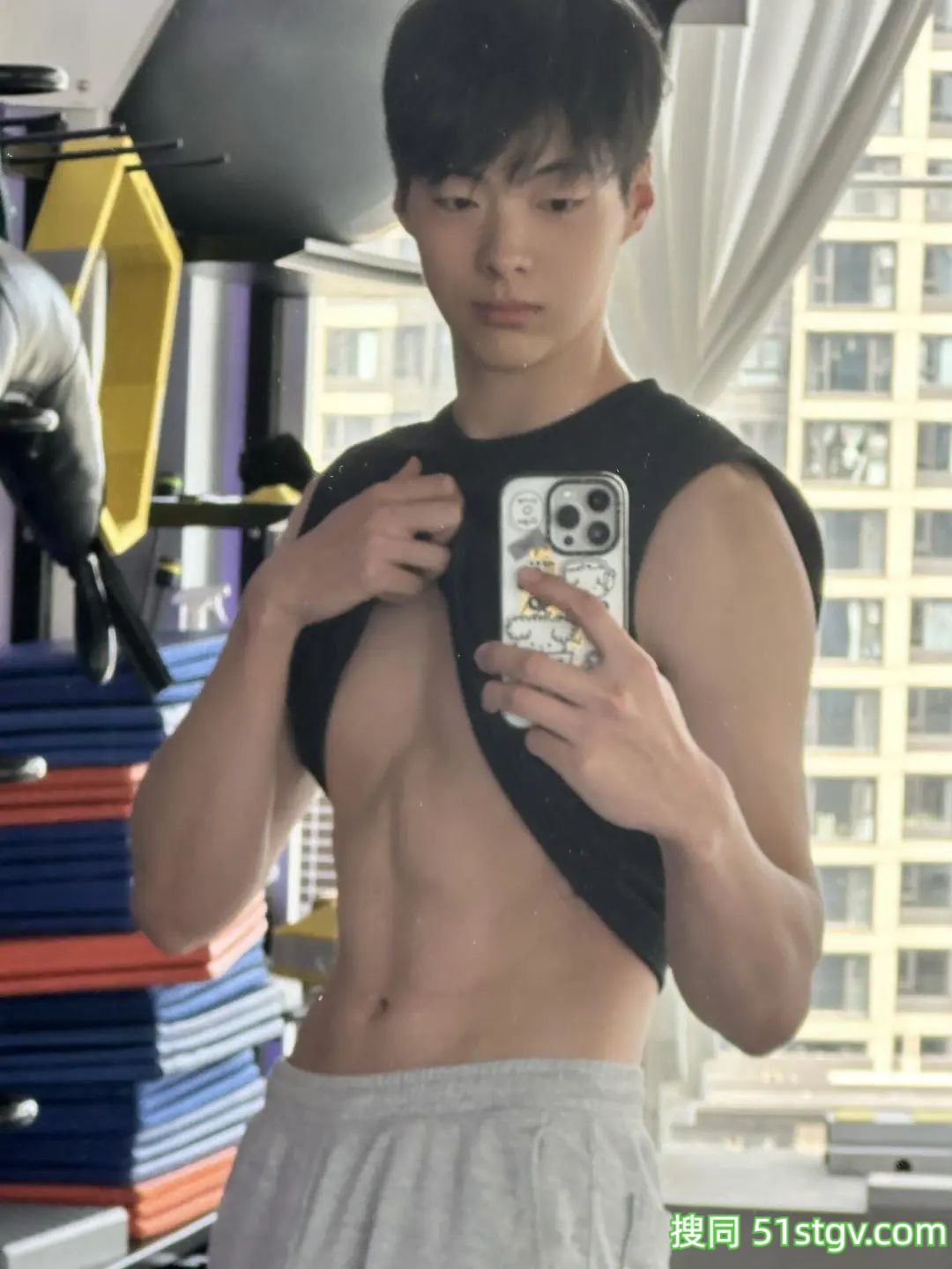 阳光腹肌男孩，潮气蓬勃的青春 - 51虹马