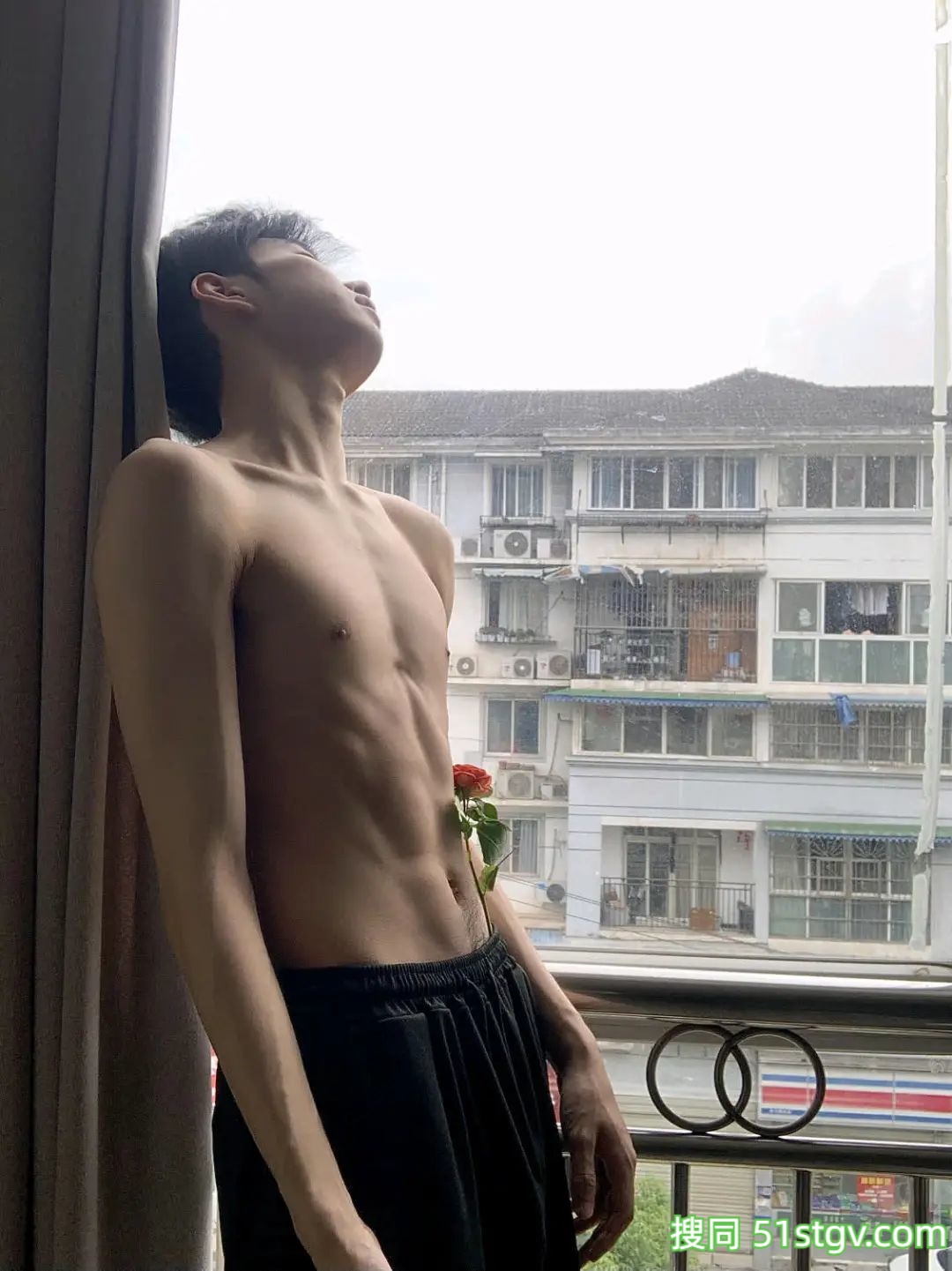 瘦瘦的腹肌小哥哥 - 51虹马