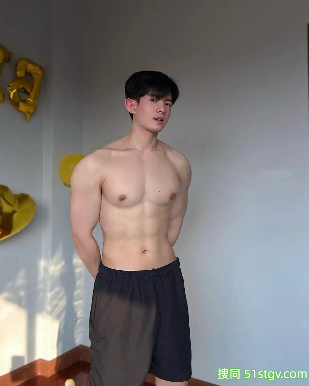 理想男友的样子，小奶狗的脸，体育生的身材 - 51虹马