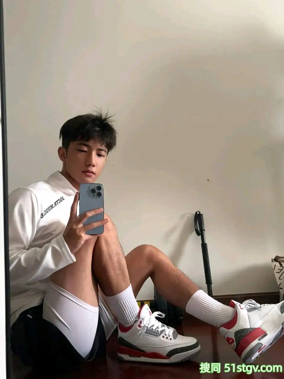 小哥哥在玩水，是喜欢的类型呀 - 51虹马