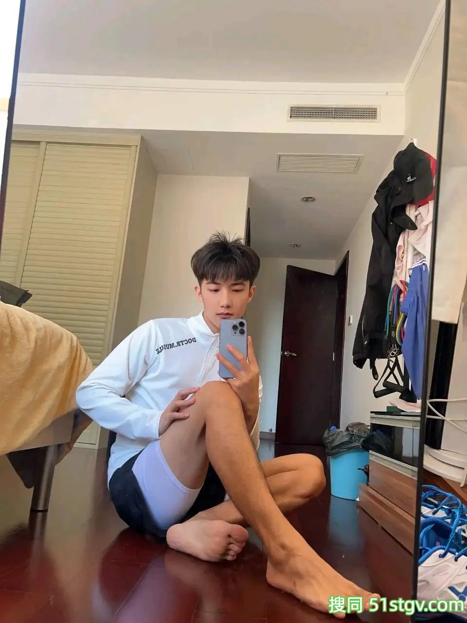 小哥哥在玩水，是喜欢的类型呀 - 51虹马