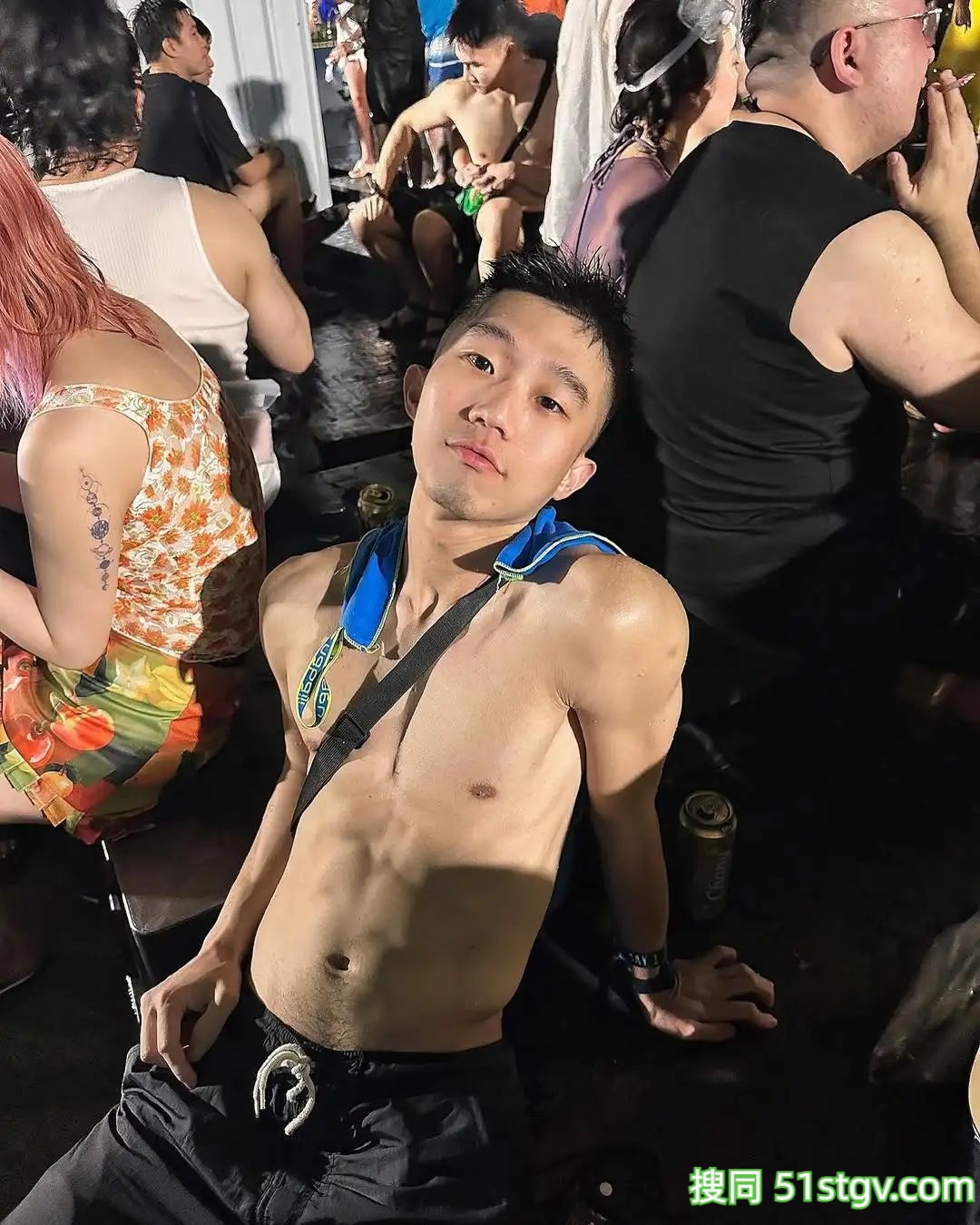 憨憨的阳光爱笑的男孩子 - 51虹马