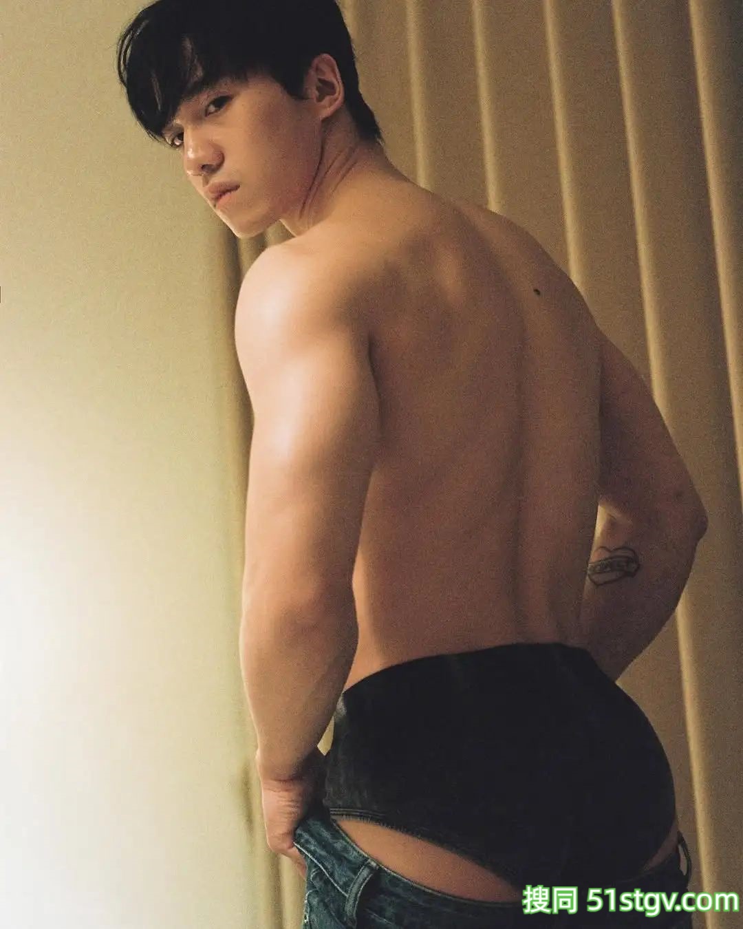 白皮壮壮的小哥哥 - 51虹马