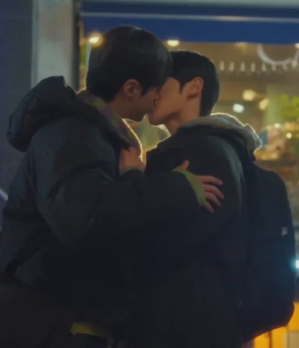 《寄宿学校禁止恋爱》校园纯爱故事，霸道富二代x可怜复读学霸 - 51虹马