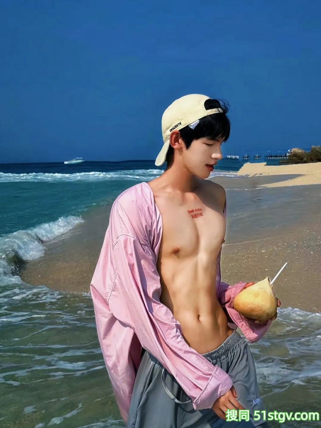 小帅哥，海边度假玩水 - 51虹马