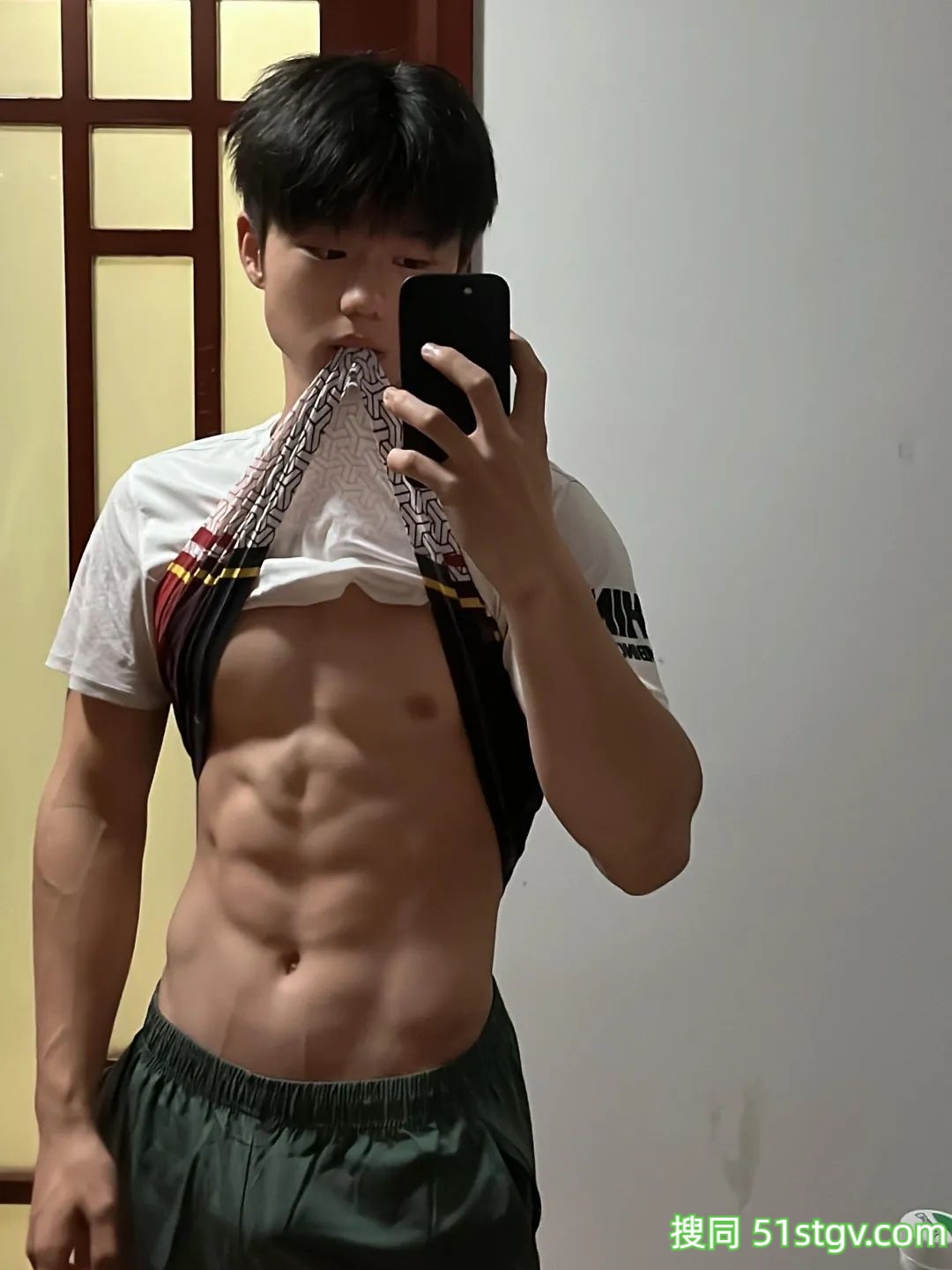 童颜巨肌，帅帅的小哥哥，还是运动员 - 51虹马