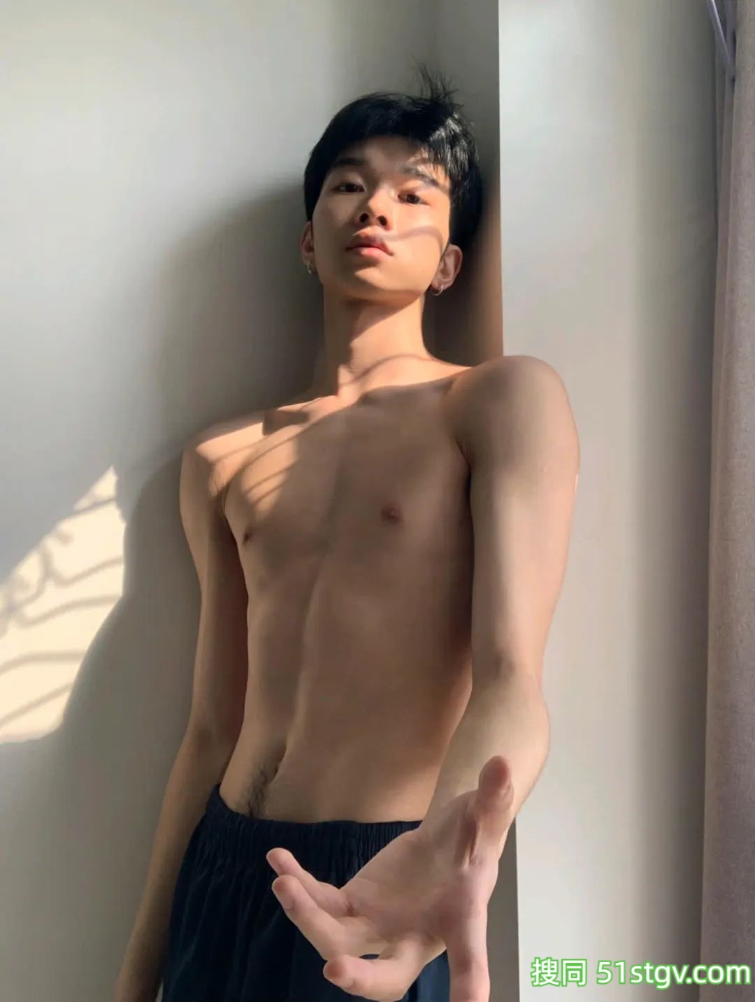 瘦瘦的腹肌小哥哥 - 51虹马