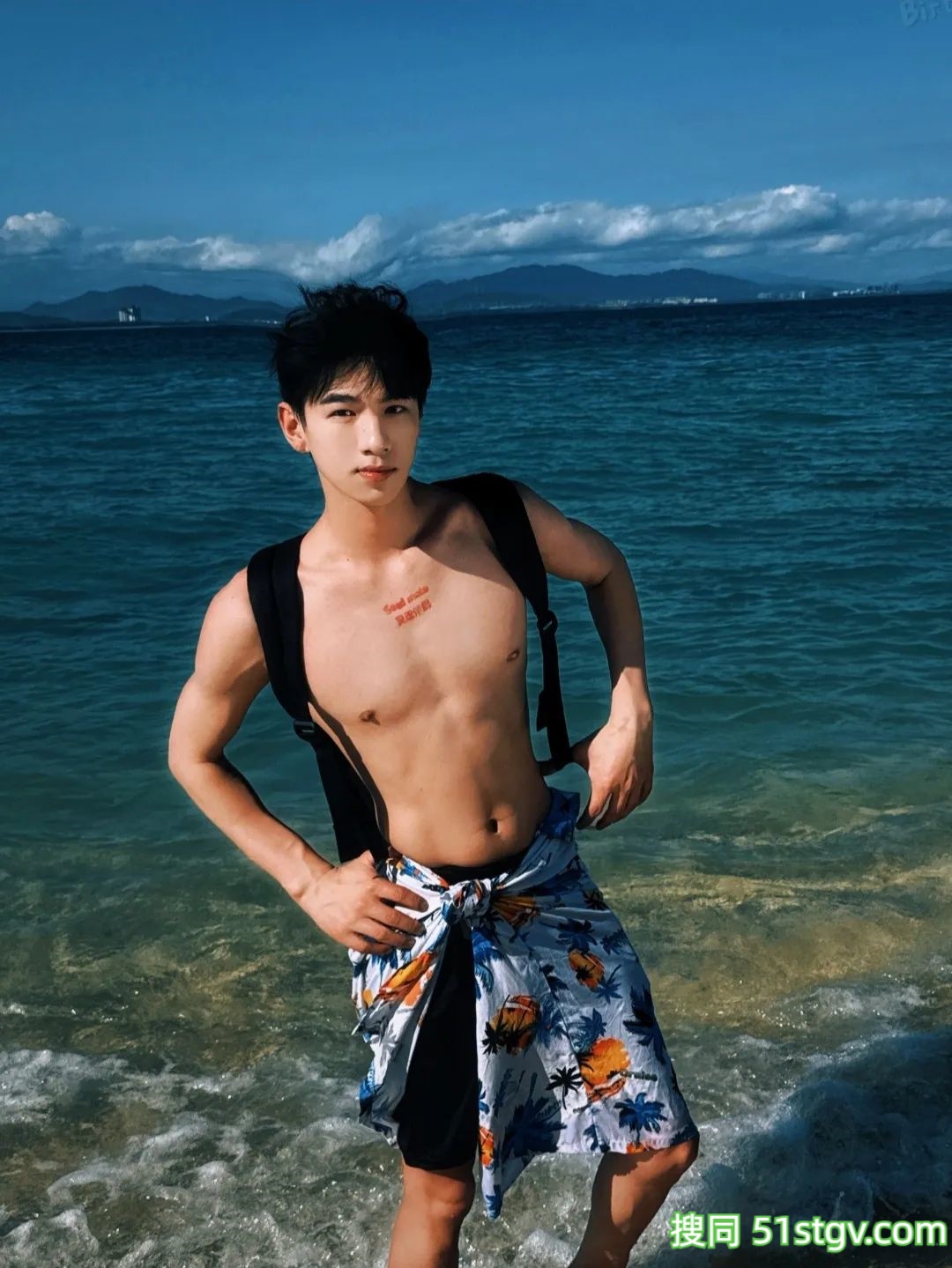 小帅哥，海边度假玩水 - 51虹马