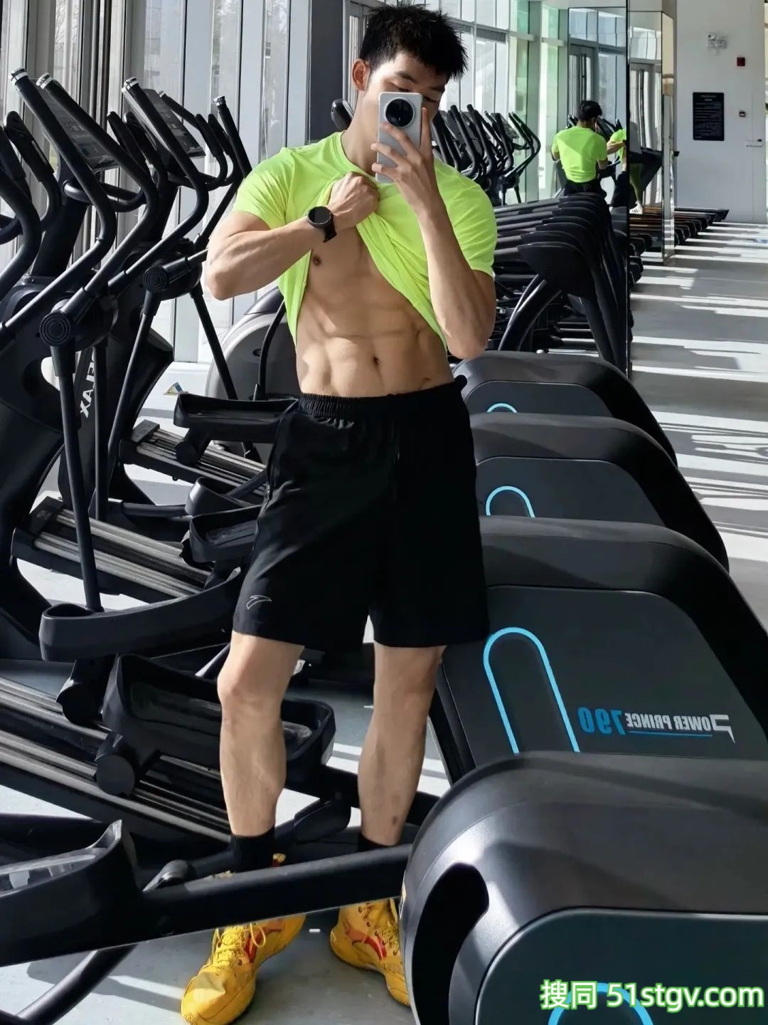 阳光帅气的小哥哥，在健身房 - 51虹马