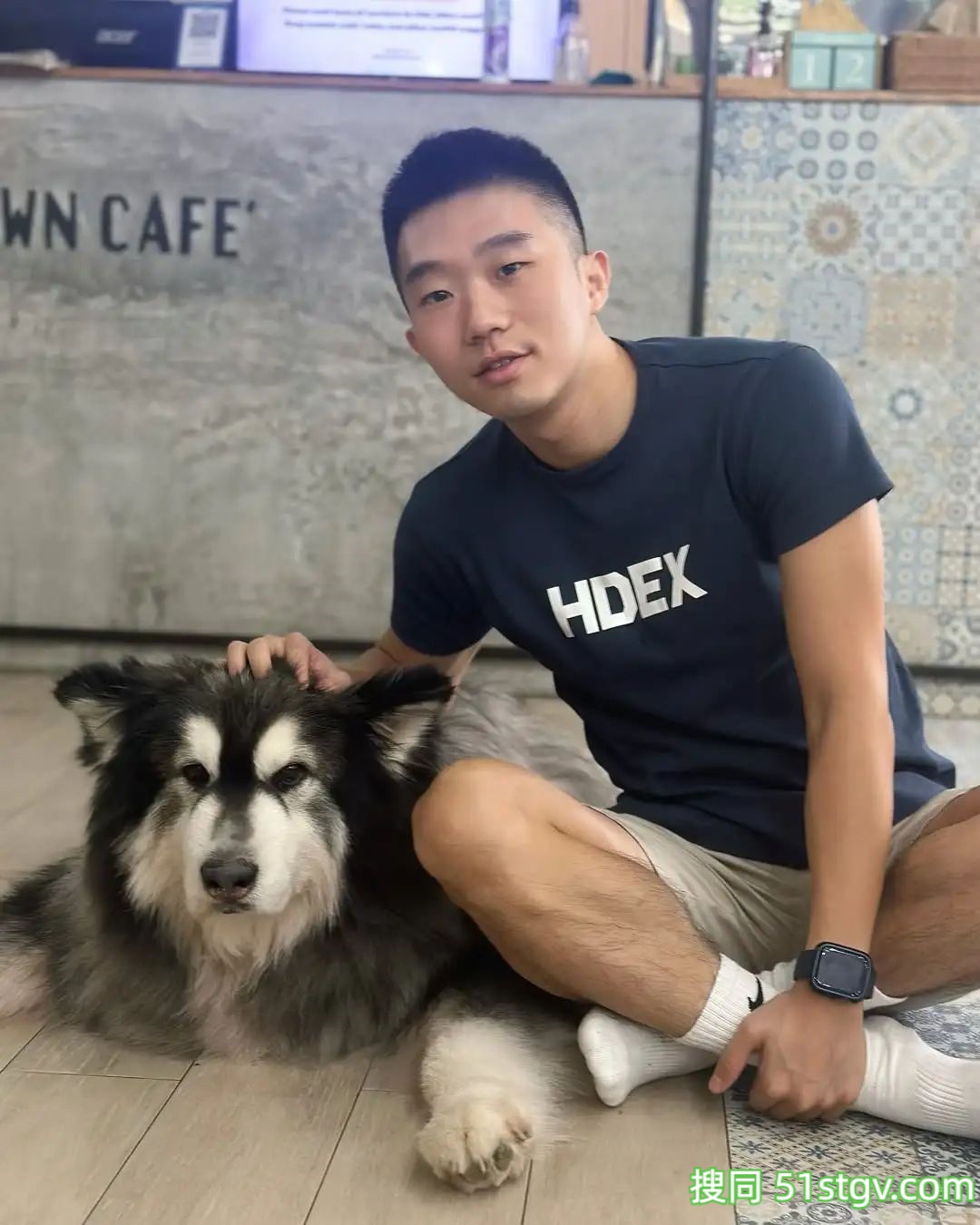 憨憨的阳光爱笑的男孩子 - 51虹马