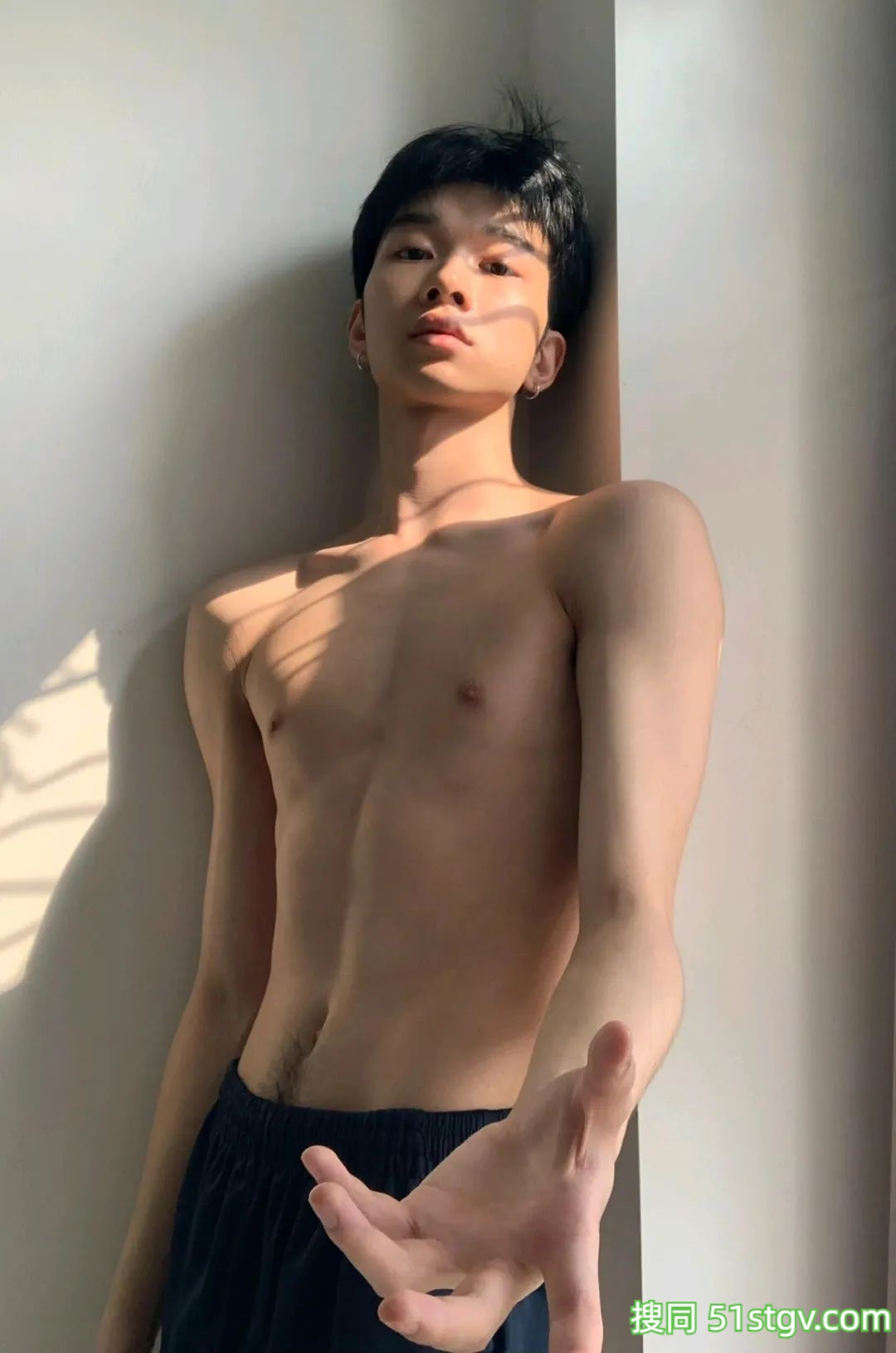 瘦瘦的腹肌小哥哥 - 51虹马