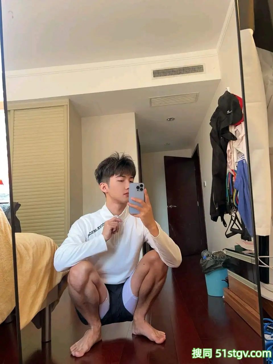 小哥哥在玩水，是喜欢的类型呀 - 51虹马