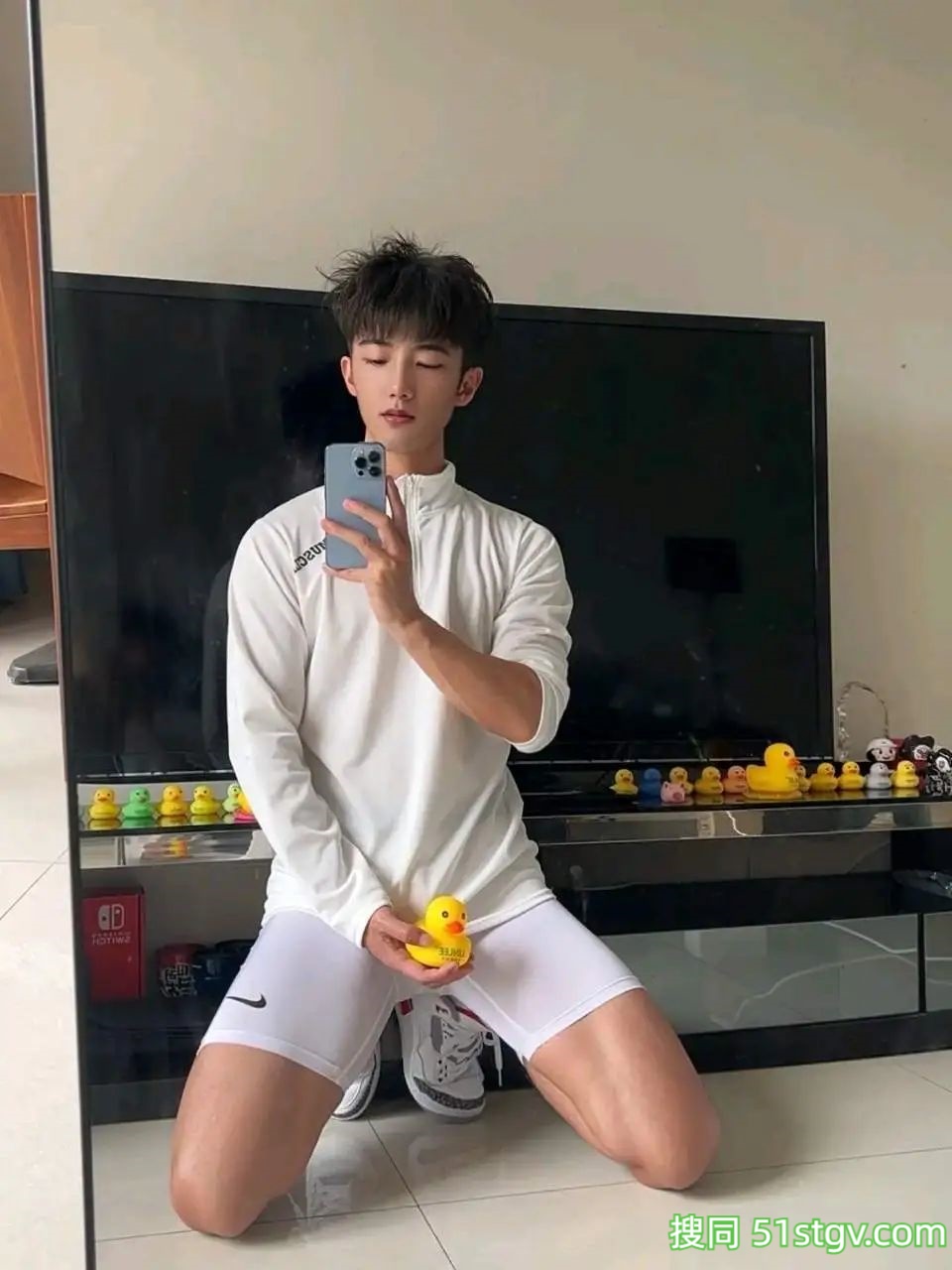 小哥哥在玩水，是喜欢的类型呀 - 51虹马