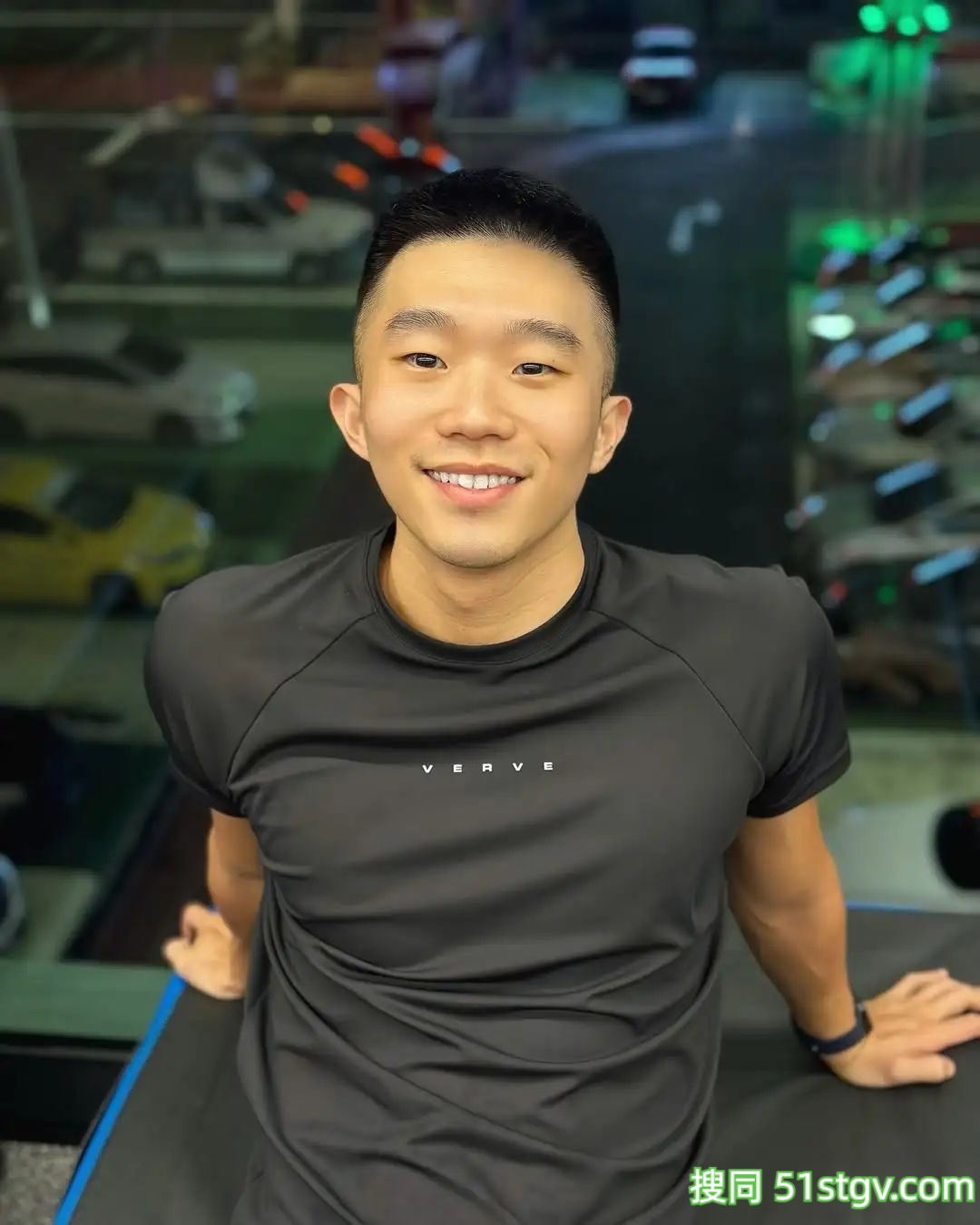 憨憨的阳光爱笑的男孩子 - 51虹马