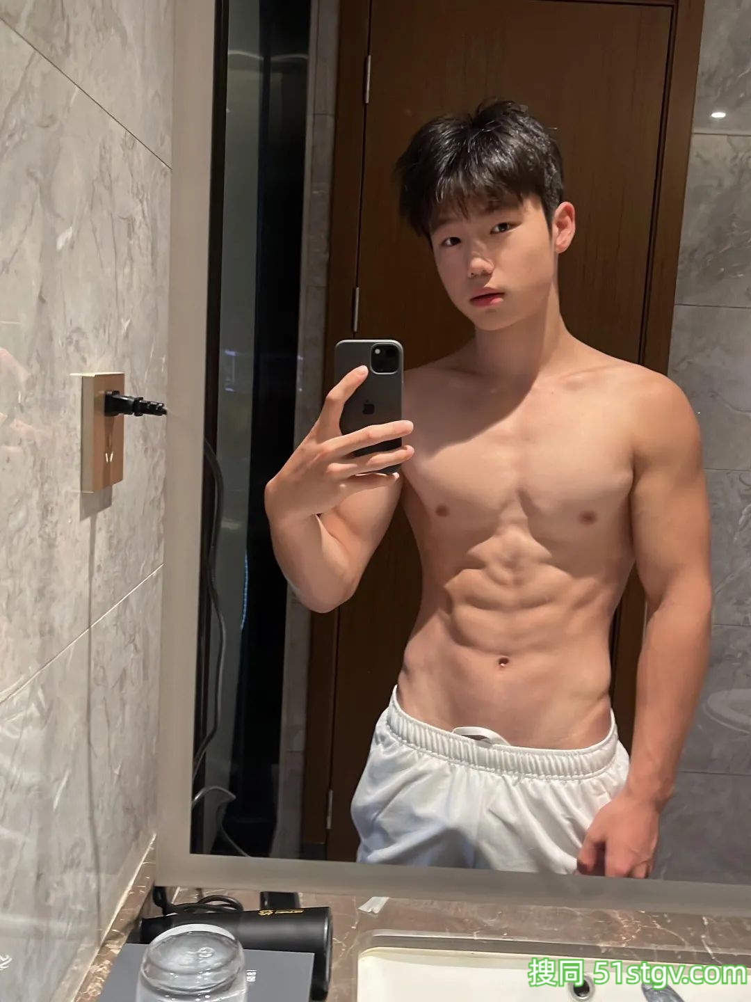 童颜巨肌，帅帅的小哥哥，还是运动员 - 51虹马