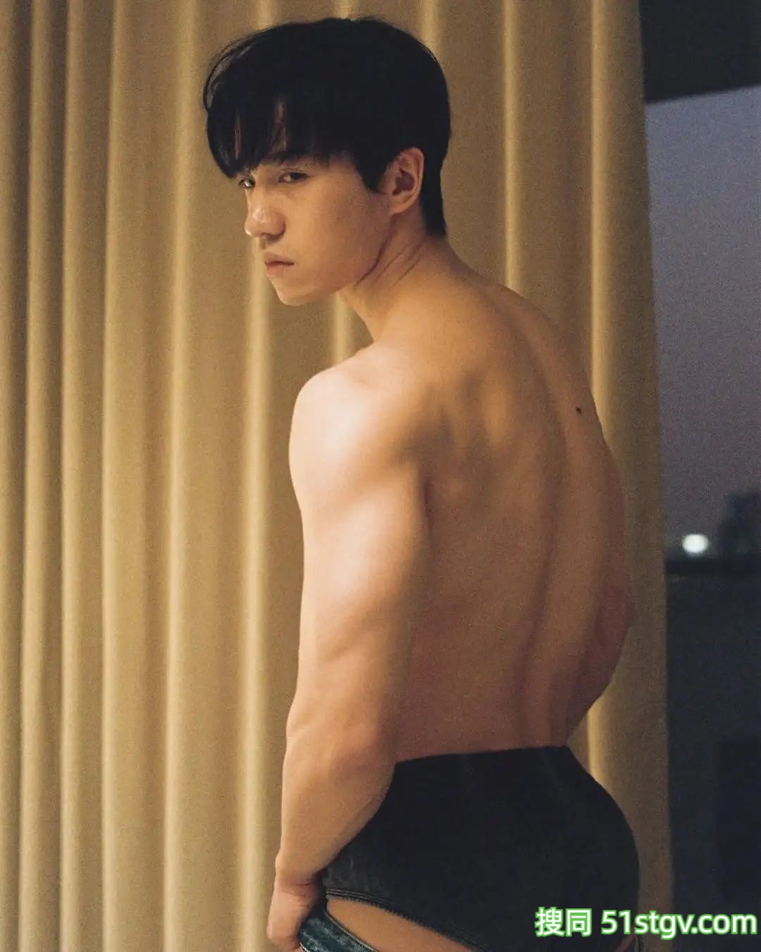 白皮壮壮的小哥哥 - 51虹马