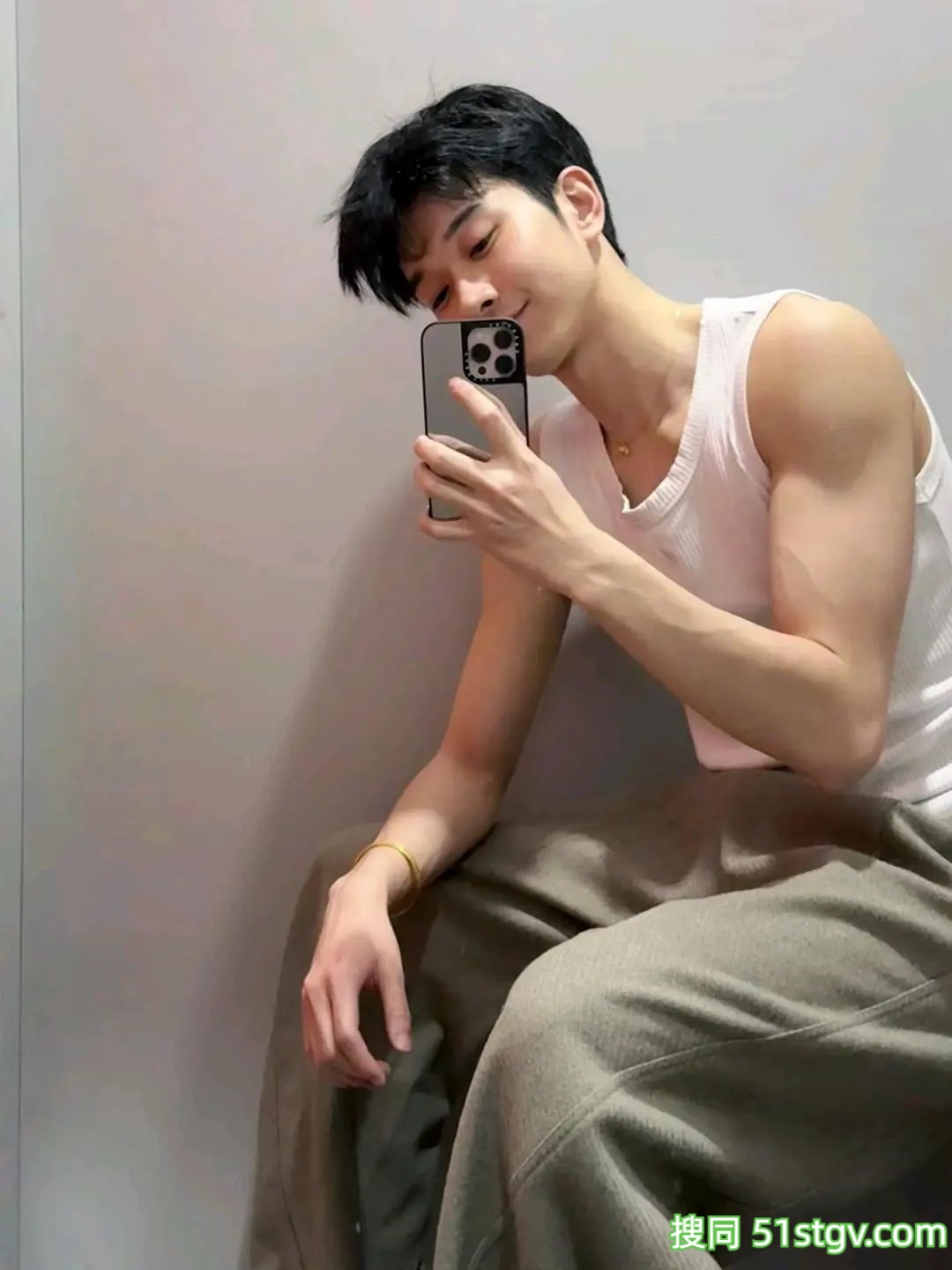 瘦瘦的腹肌小哥哥 - 51虹马