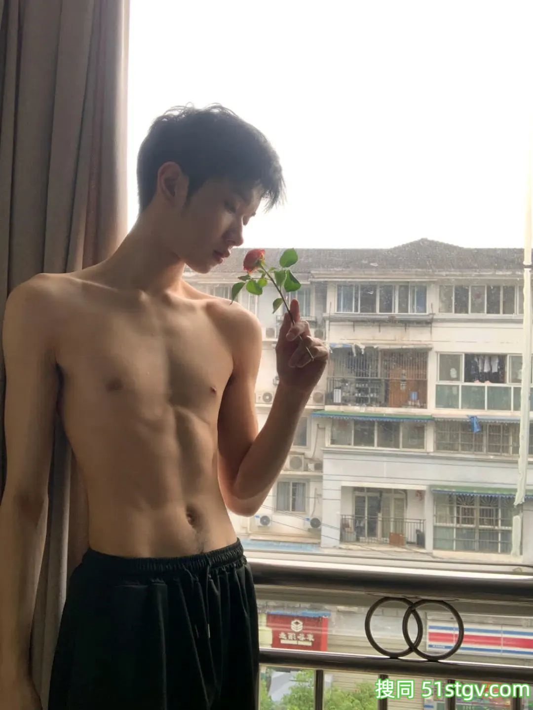 瘦瘦的腹肌小哥哥 - 51虹马