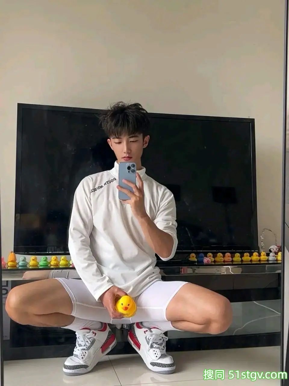 小哥哥在玩水，是喜欢的类型呀 - 51虹马