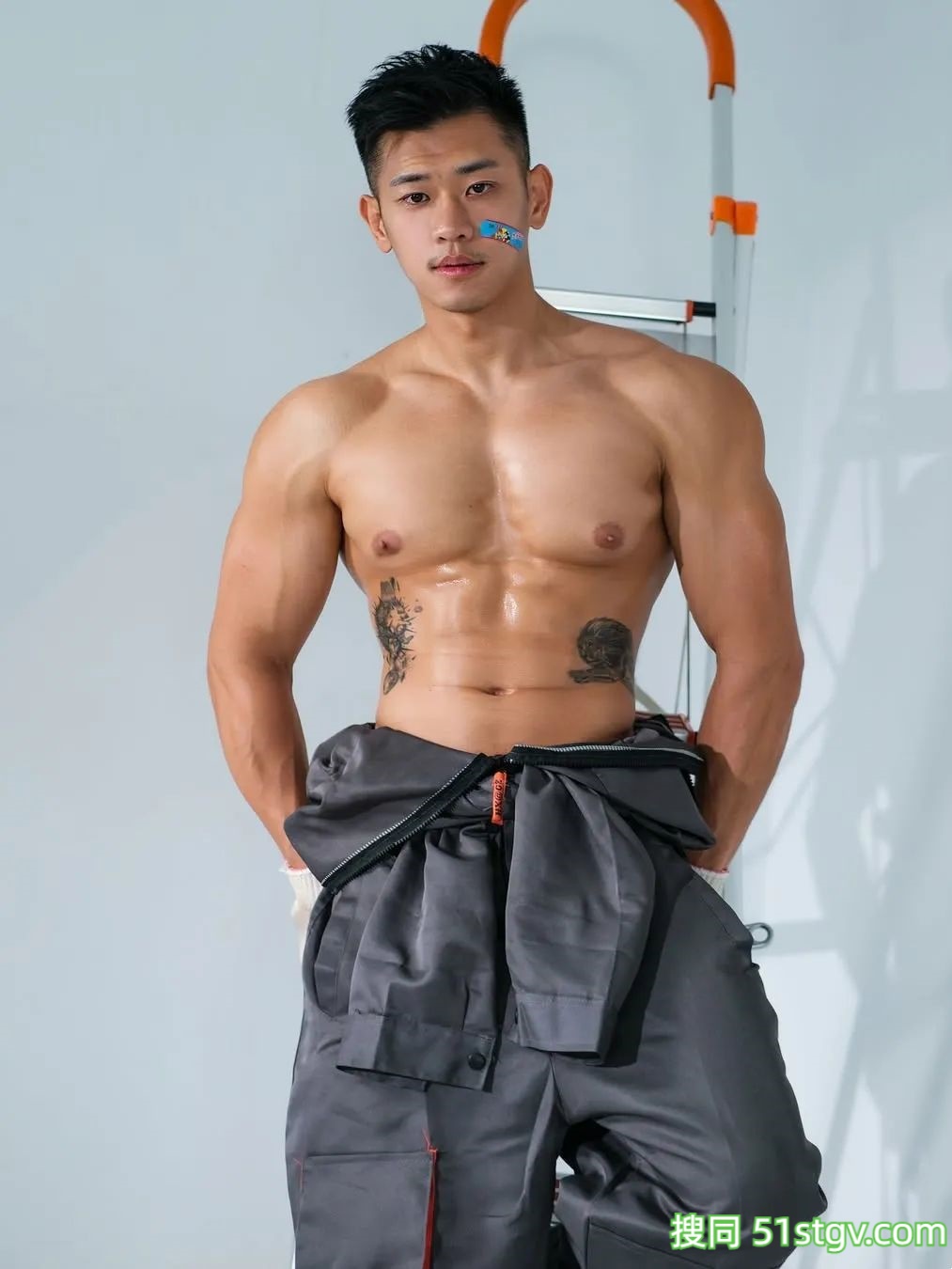 装修工人，力量感十足，浑身散发着荷尔蒙的味道 - 51虹马