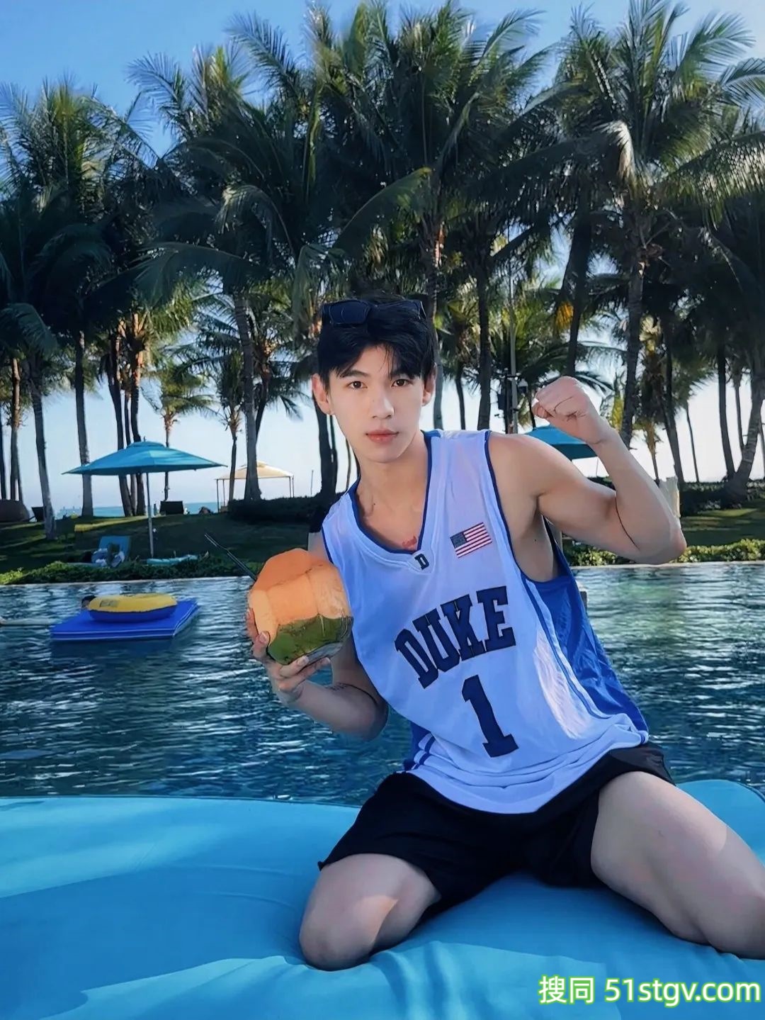 小帅哥，海边度假玩水 - 51虹马