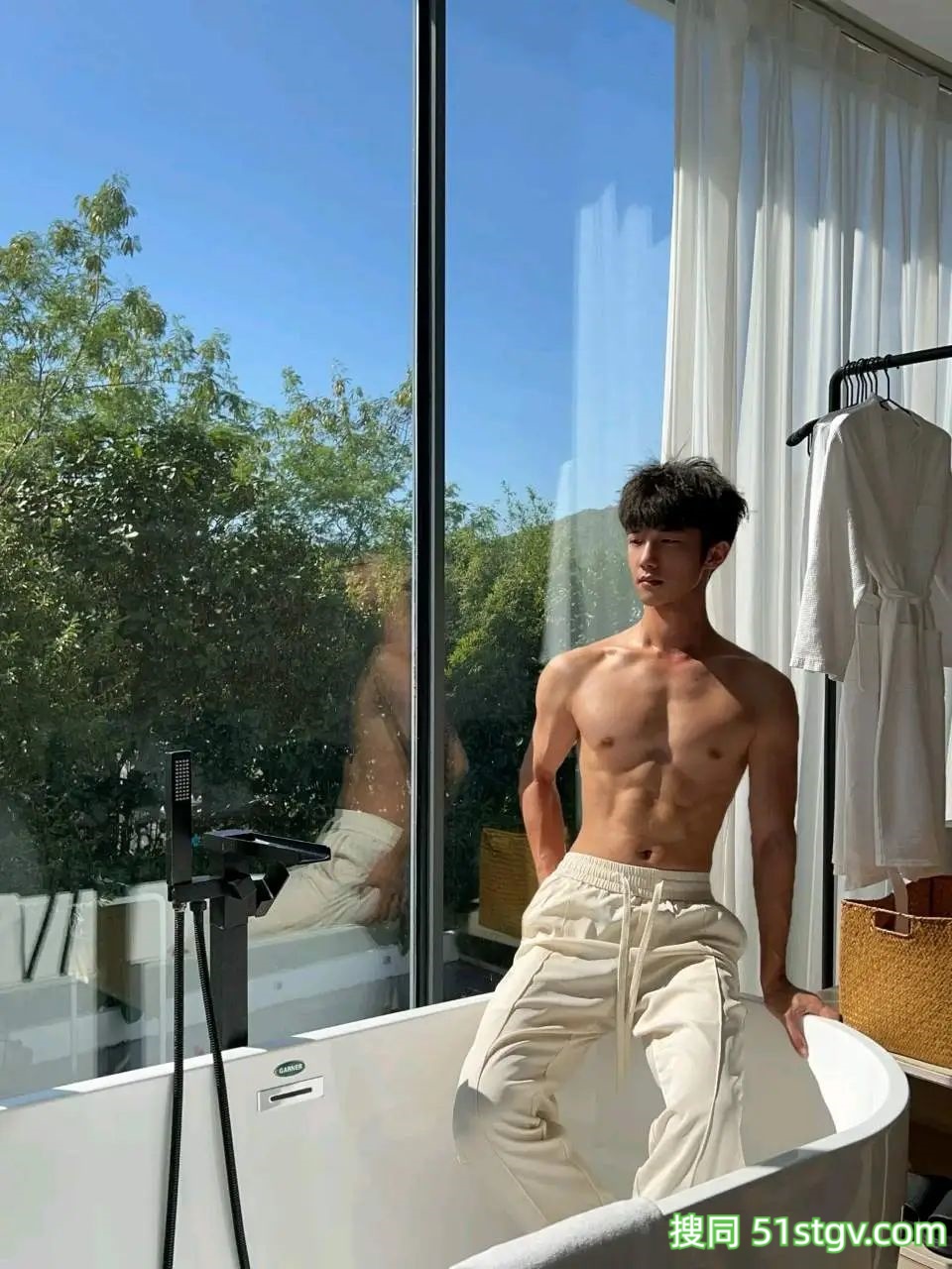 小哥哥在玩水，是喜欢的类型呀 - 51虹马