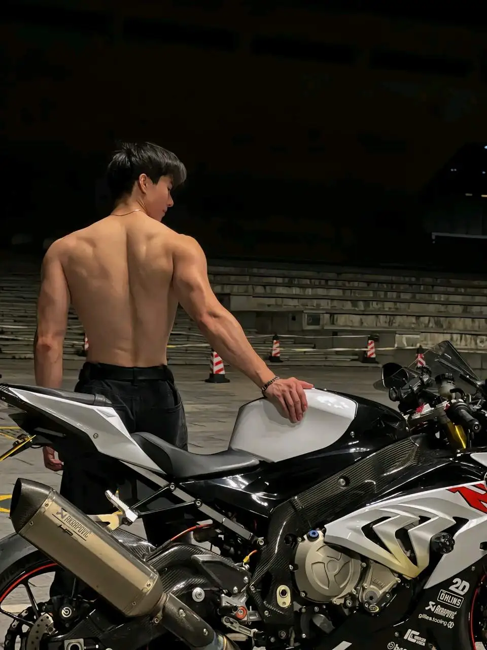 机车男孩，宽肩窄腰 - 51虹马