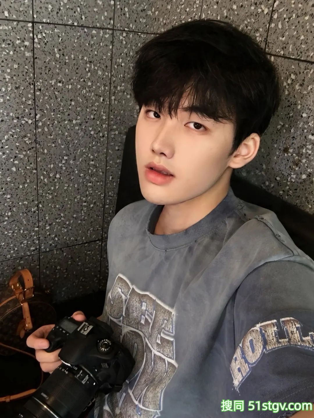 清秀薄肌帅哥，谈个这样的，你就老实了 - 51虹马