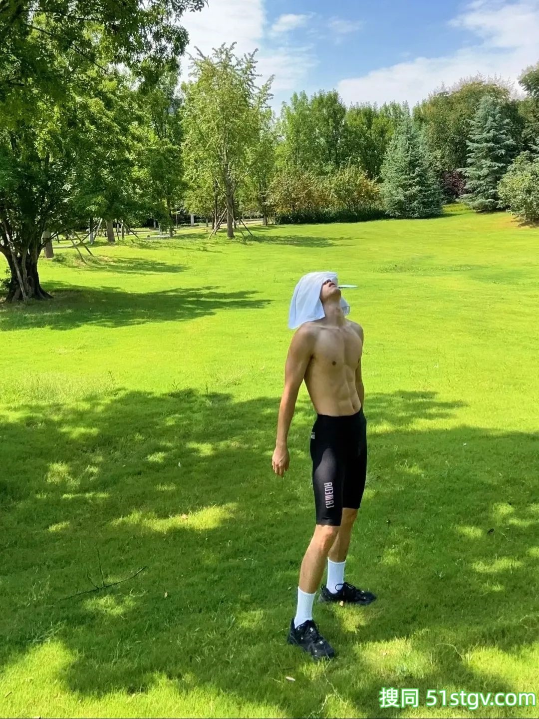 阳光帅气的小哥哥，在健身房 - 51虹马