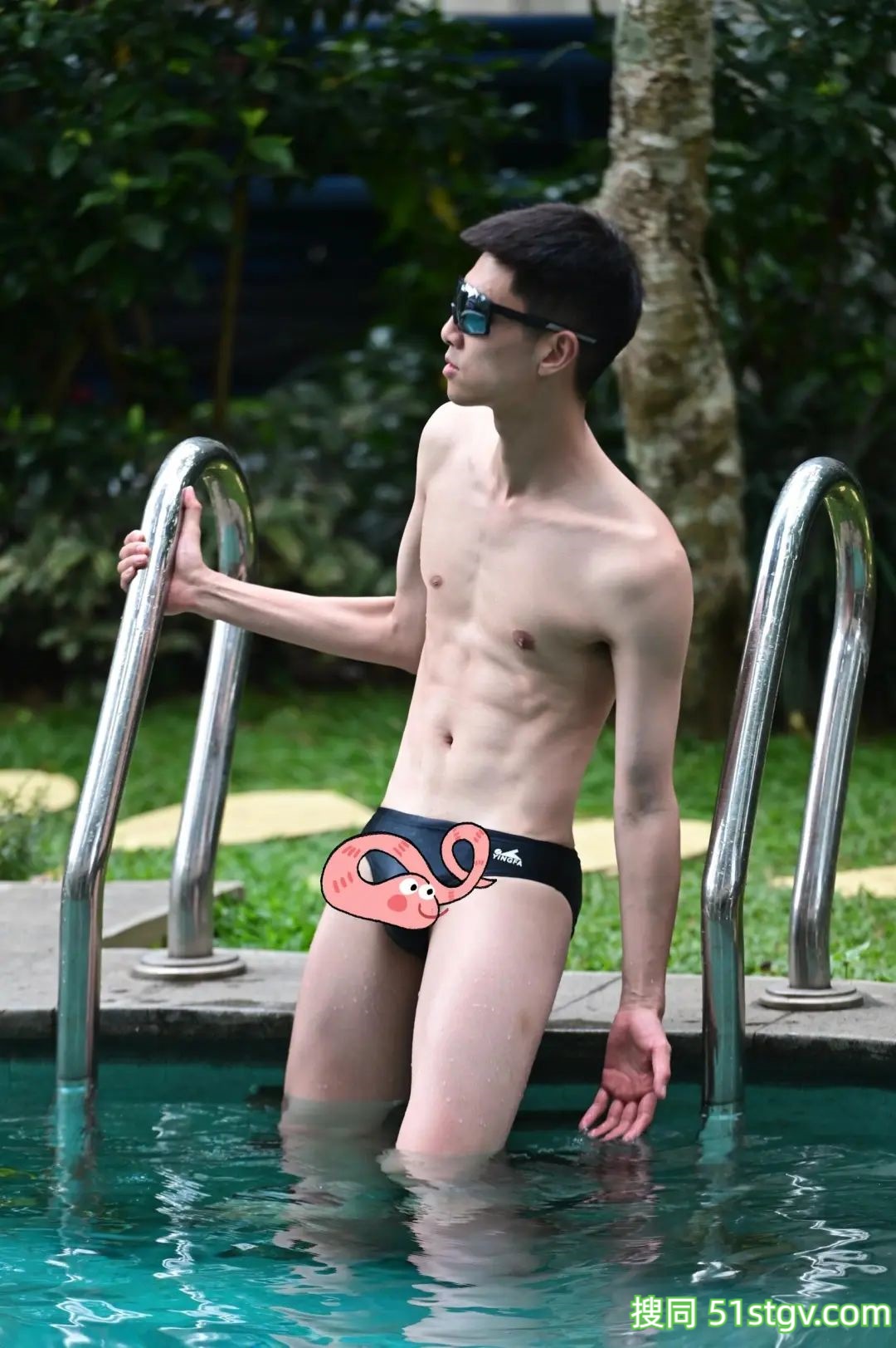 精瘦薄肌帅哥，在泳池度假村 - 51虹马