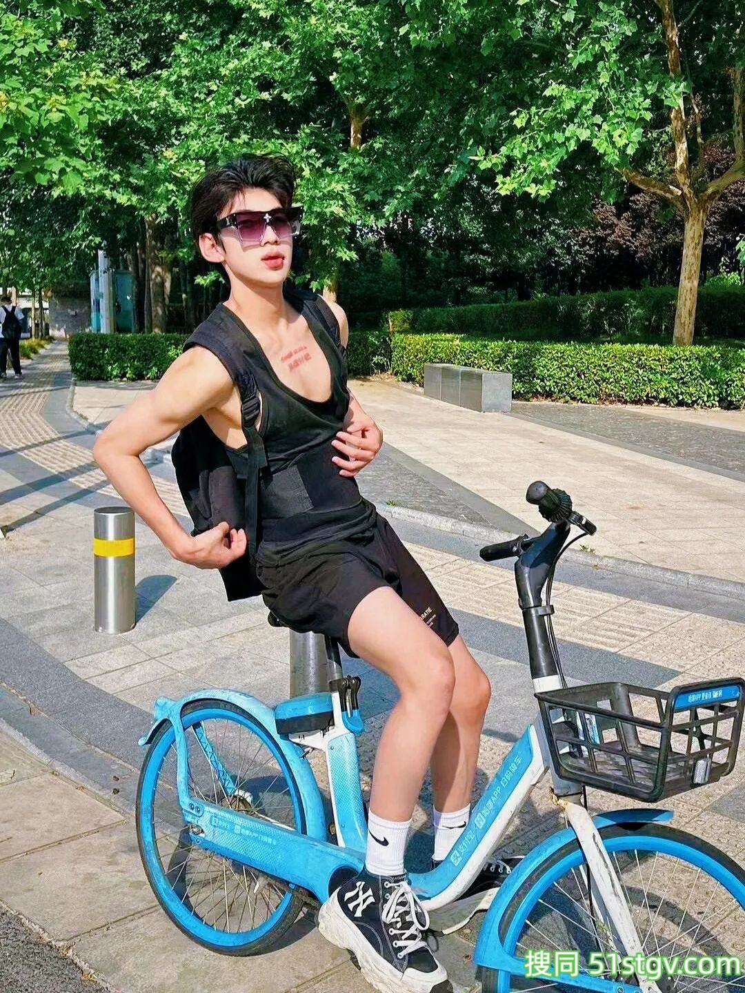 小帅哥，海边度假玩水 - 51虹马