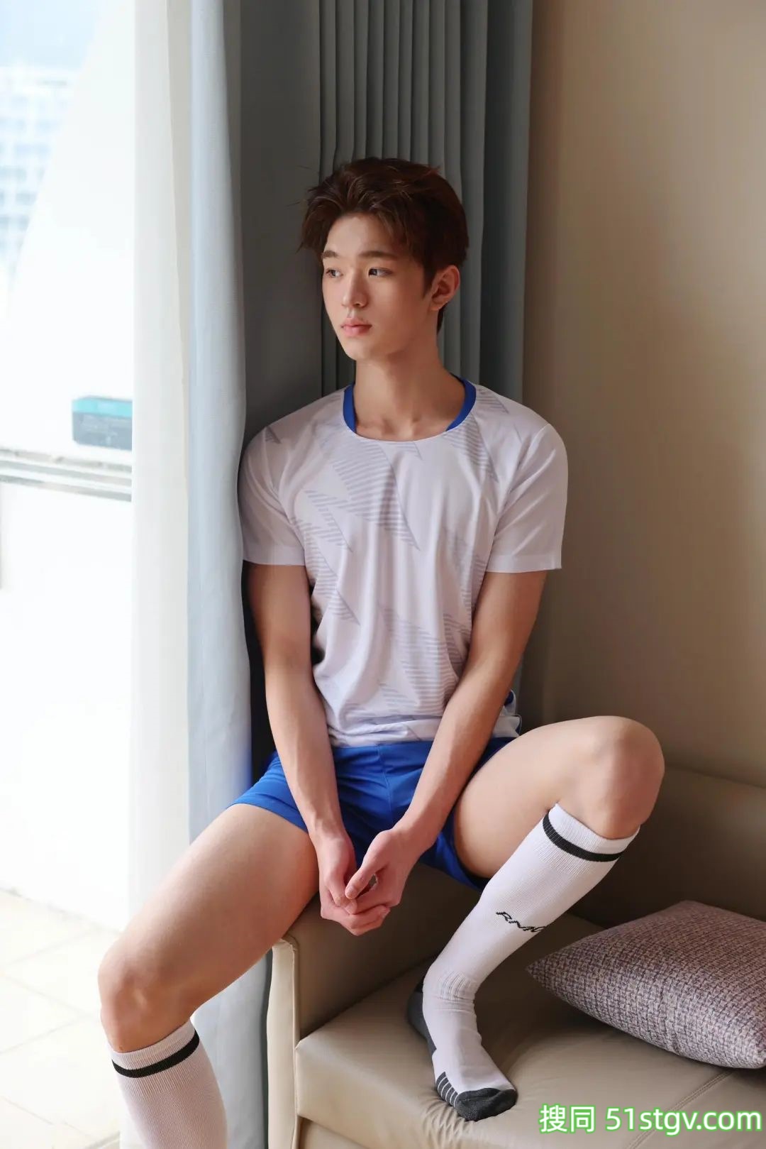 191CM穿足球服的男大，腿好长 - 51虹马