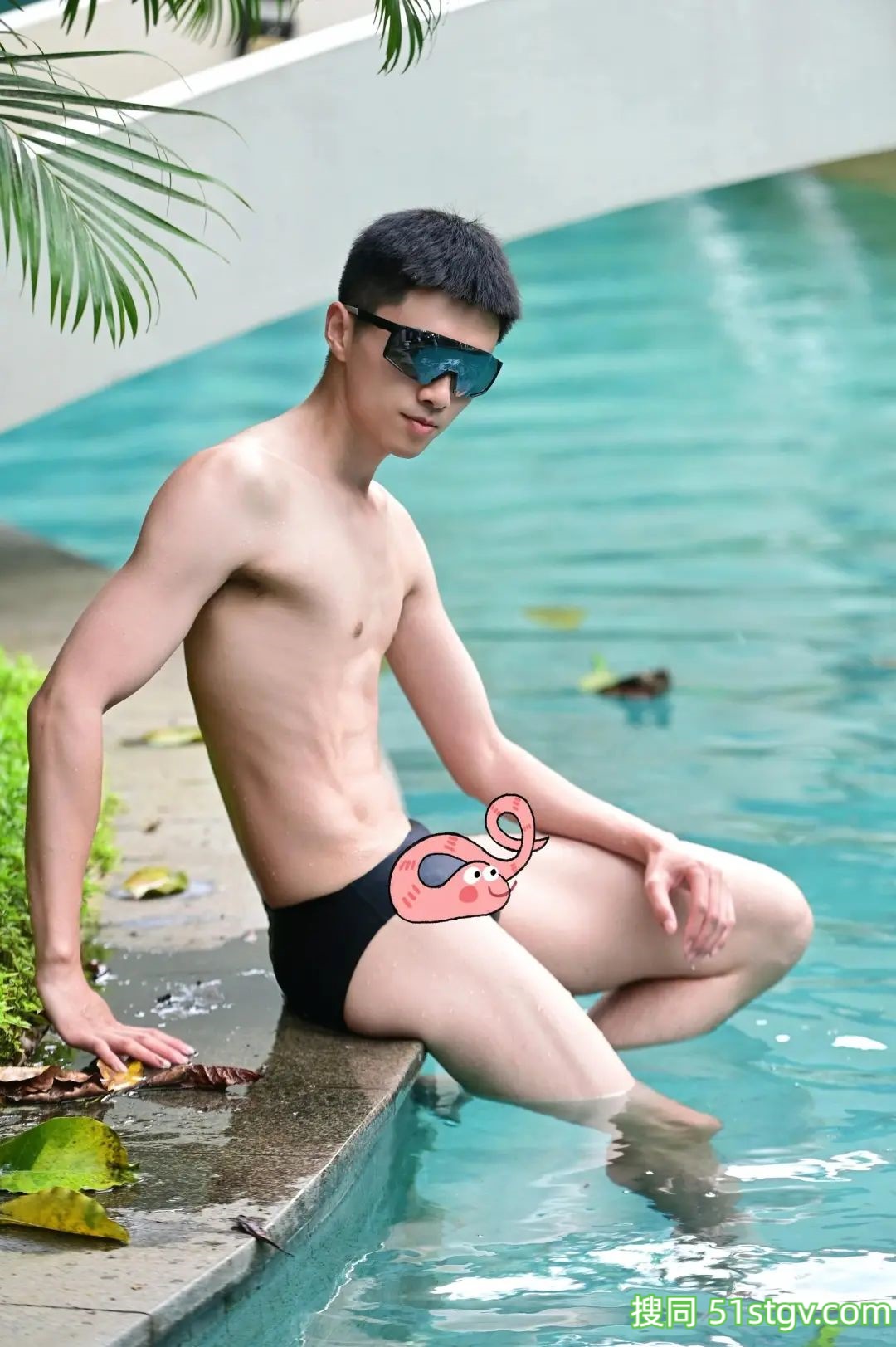 精瘦薄肌帅哥，在泳池度假村 - 51虹马