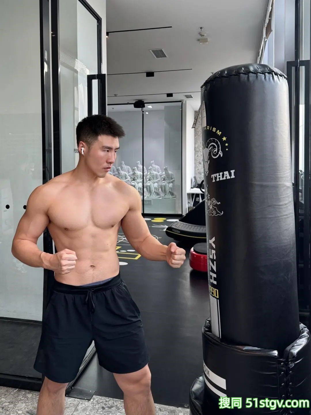 帅哥图集｜壮实的大哥哥，健身身材棒 - 51虹马