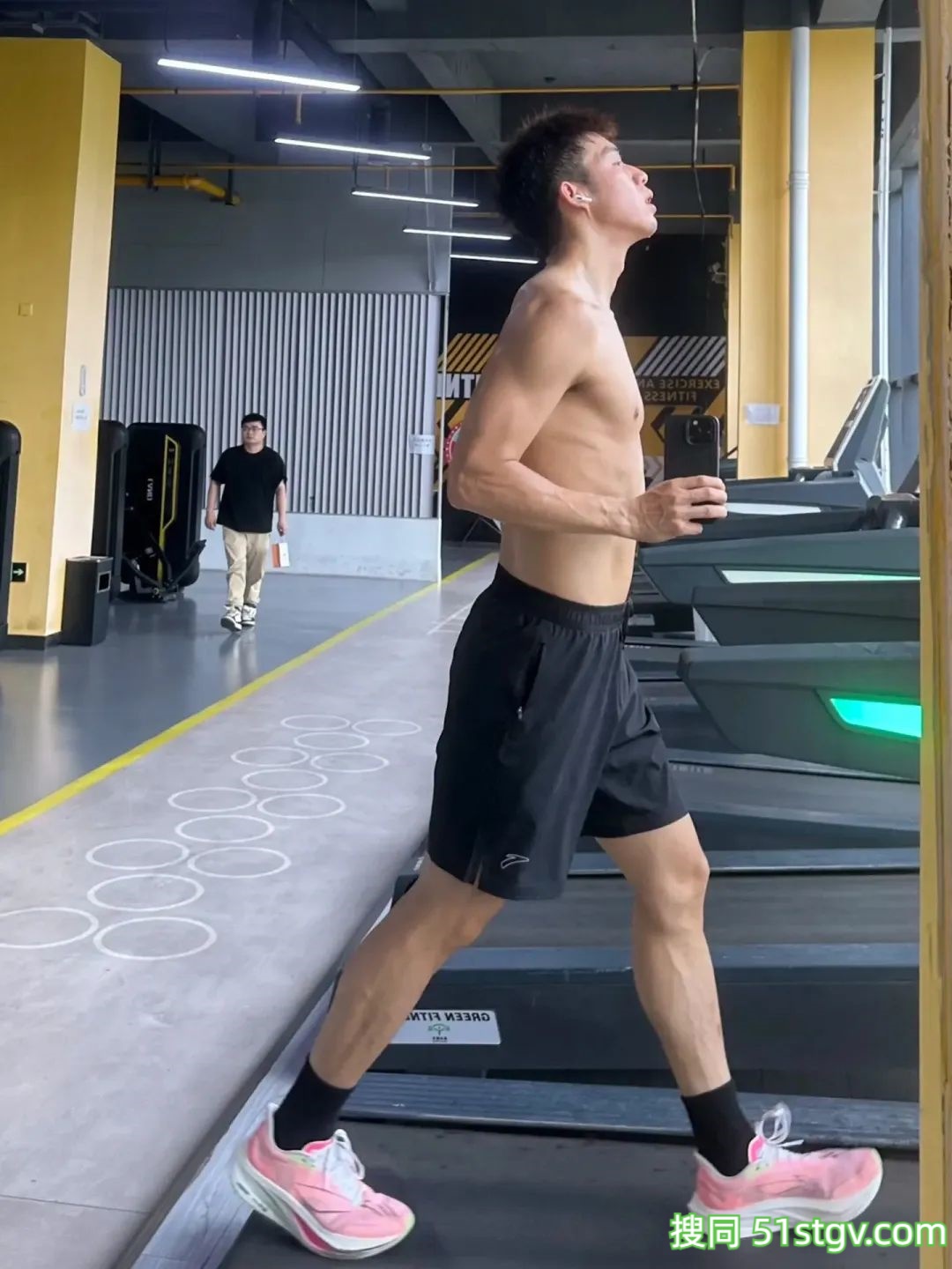 阳光帅气的小哥哥，在健身房 - 51虹马