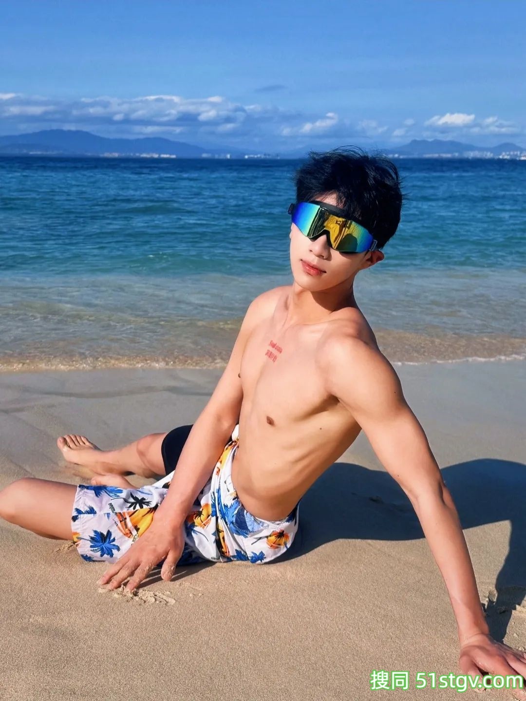 小帅哥，海边度假玩水 - 51虹马