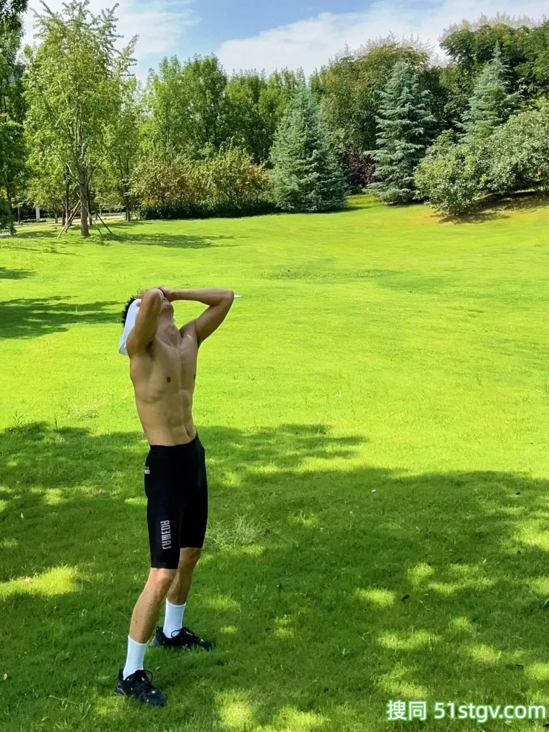 阳光帅气的小哥哥，在健身房 - 51虹马