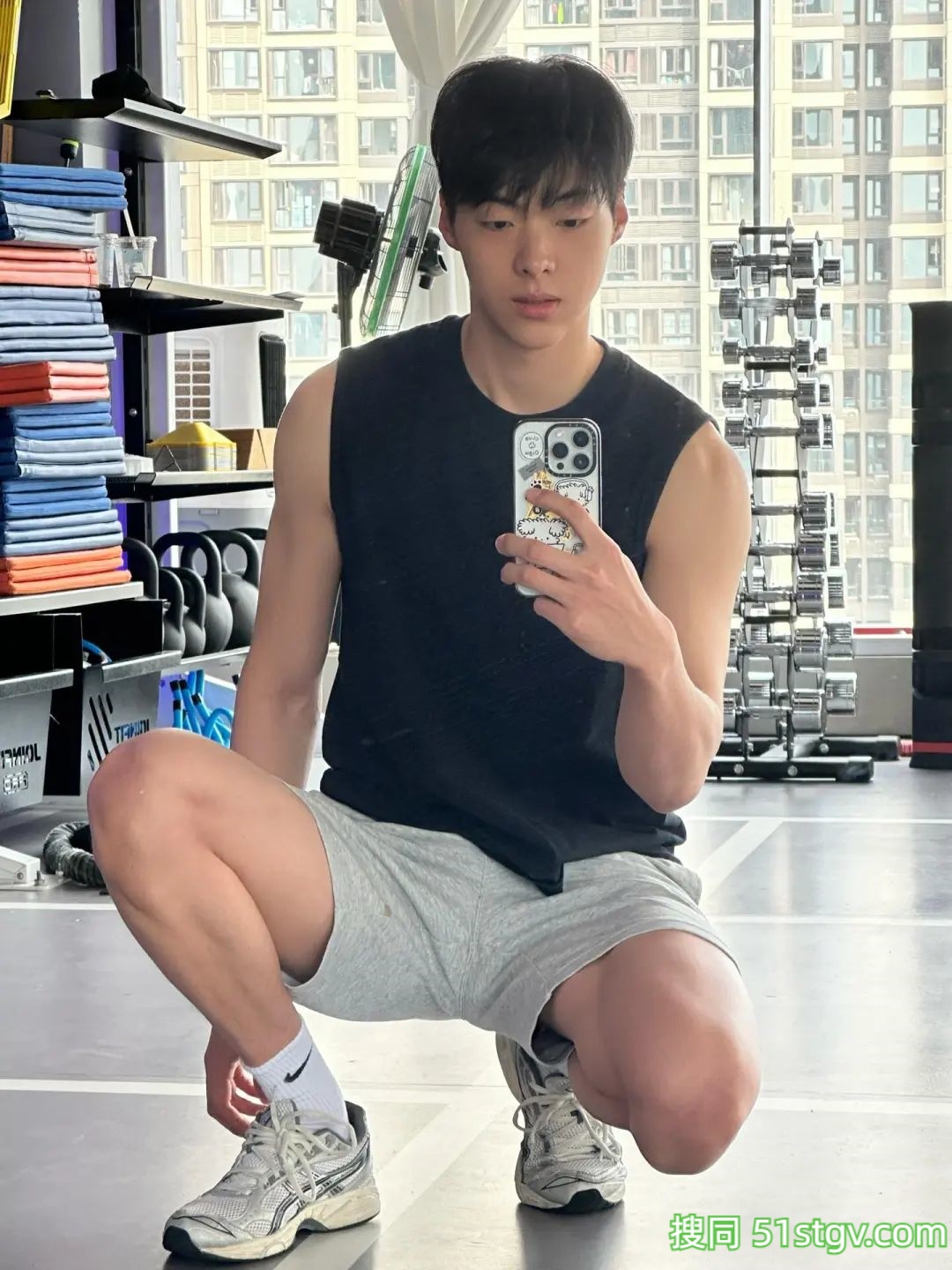 阳光腹肌男孩，潮气蓬勃的青春 - 51虹马