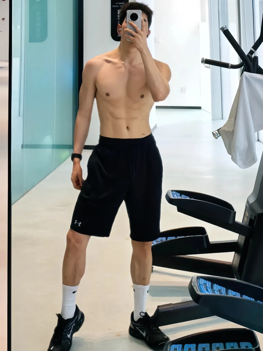 阳光帅气的小哥哥，在健身房 - 51虹马
