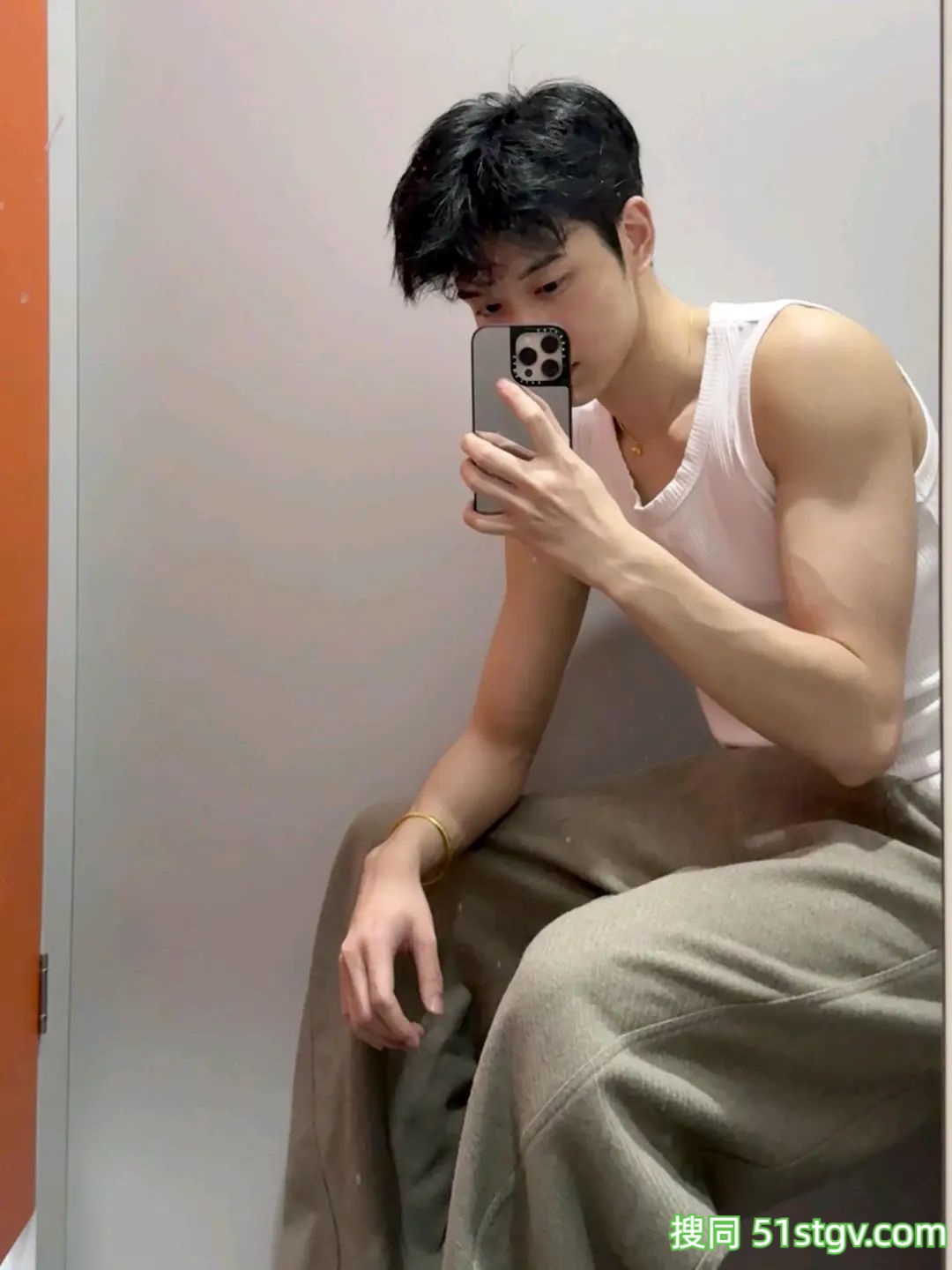 瘦瘦的腹肌小哥哥 - 51虹马